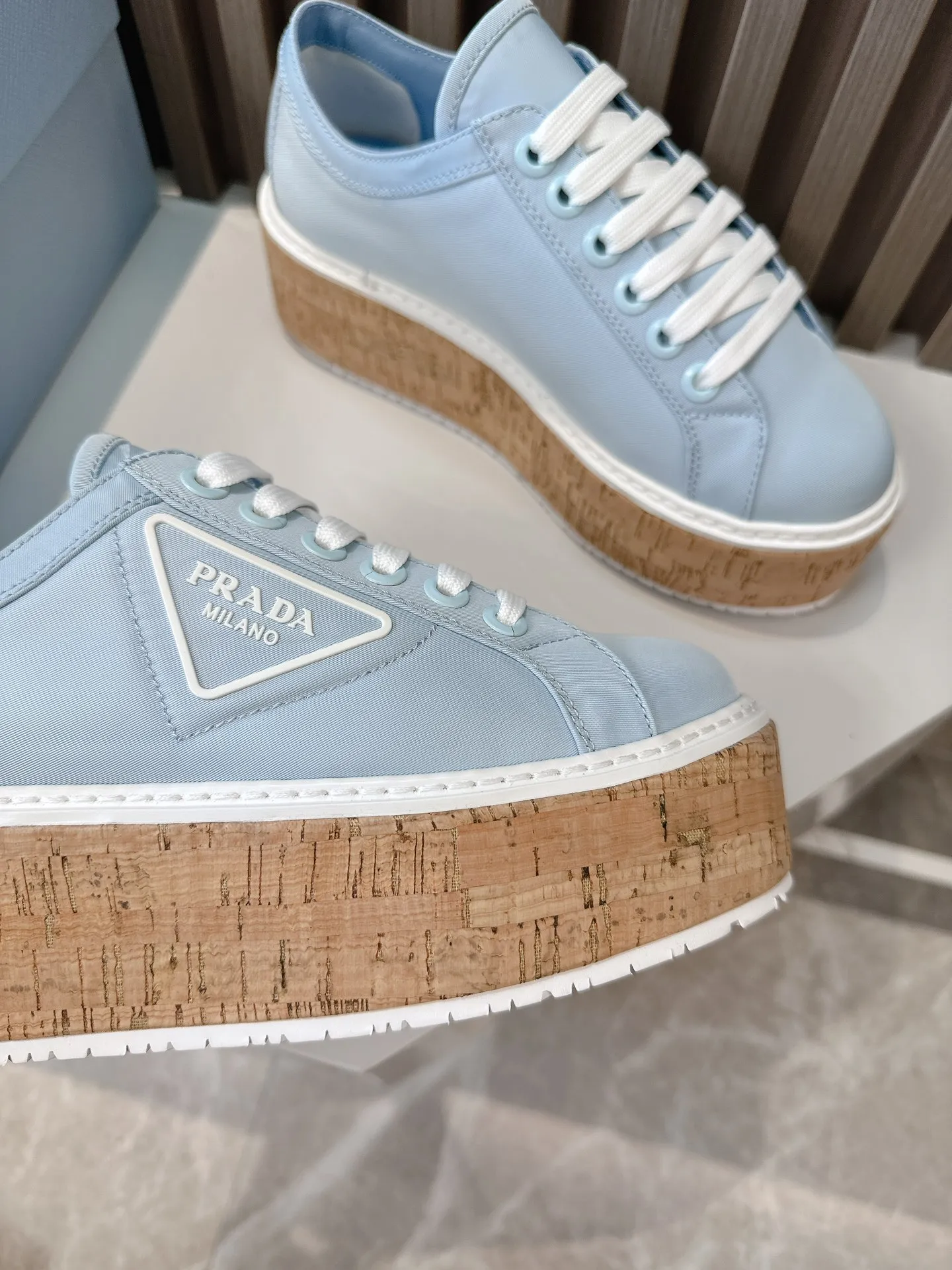 👟👟Ex-factory price 500👟👟 ☑️SNGG ｜Thick-soled high-explosive shoes Super hot Prada Prada 2024 latest spring and summer sawtooth Roman ultra-light thick-soled shoes! Retro, fashionable and avant-garde gear teeth make the whole pair of shoes light, comfortable and brightly colored to meet the various choices of fashionable people of different styles! The iconic molded injection triangle logo is matched with the shape of the upper foot 🦶🏻It’s super nice, every element is fashionable! - MATERIAL Material - ⇢ Upper: imported silk nylon twill ⇢ Lining: sheepskin lining ⇢ Outsole: TPU wood grain rubber combination outsole ⇢size：#35～40
